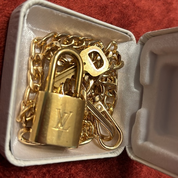 Lois Vuitton padlock with key 🔐 and necklace{#454} - Picture 15 of 16